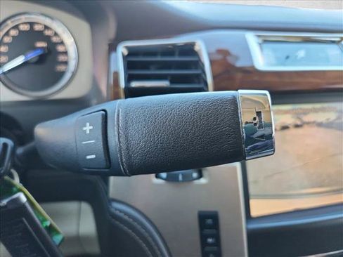 Used 2011 Cadillac Escalade Platinum image 29