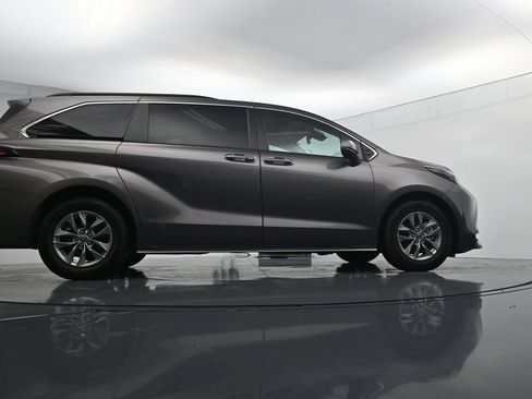 Used 2022 Toyota Sienna LE w/ LE Plus Package FWD image 40