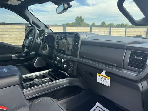 Certified 2025 Ford F250 Platinum image 18