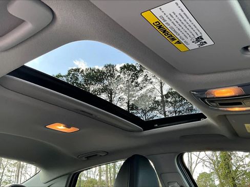 Used 2022 Hyundai Elantra Limited w/ Preferred Accessory Package image 14