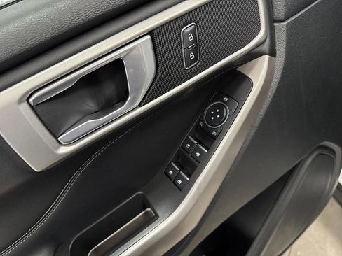 Used 2023 Ford Explorer XLT image 28