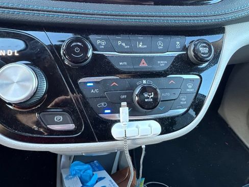 Used 2021 Chrysler Pacifica Touring-L w/ Uconnect Theater Family Group FWD image 22