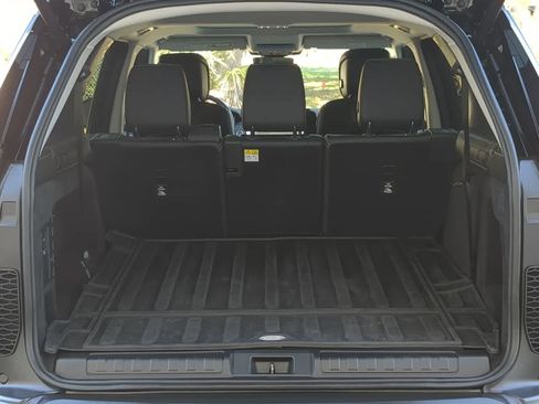 Certified 2024 Land Rover Discovery S image 36