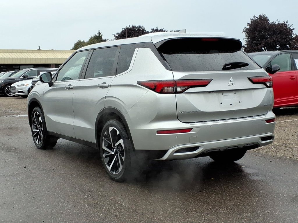 Used 2023 Mitsubishi Outlander SE AWD/4WD image 3