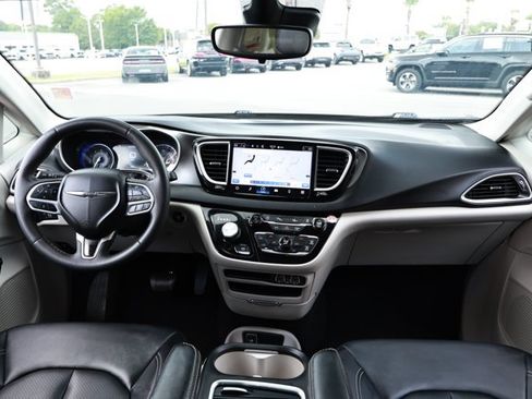 Used 2024 Chrysler Pacifica Touring-L FWD image 30