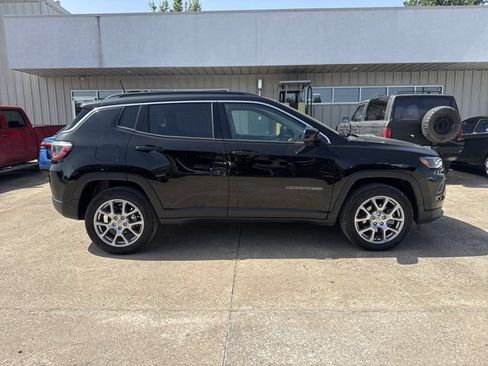 Used 2022 Jeep Compass Latitude AWD/4WD image 2