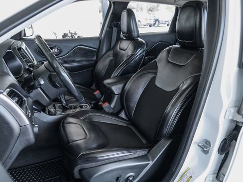 Used 2019 Jeep Cherokee Latitude Plus w/ Comfort/Convenience Group AWD/4WD image 40