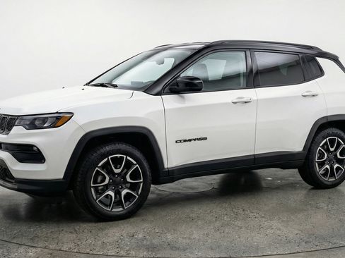 Used 2025 Jeep Compass Trailhawk AWD/4WD image 3