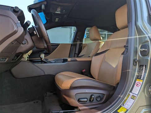 Used 2019 Lexus ES 350 Luxury image 3