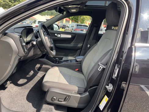 Certified 2025 Volvo XC40 B5 Core image 6