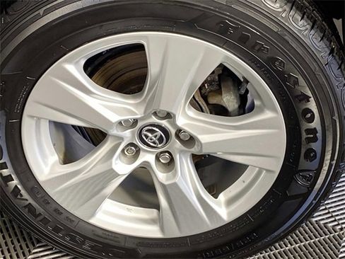 Used 2021 Toyota RAV4 XLE w/ Convenience Package image 29