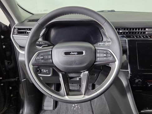 Used 2023 Jeep Grand Cherokee Laredo image 15