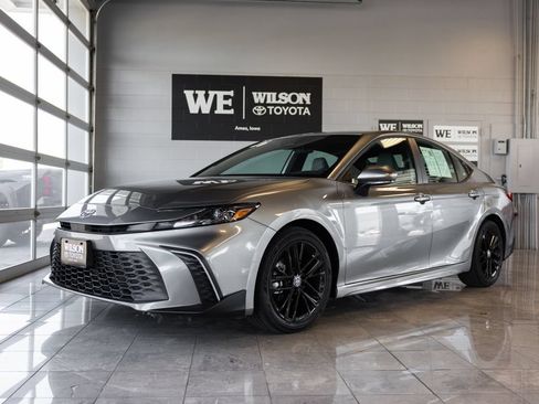 Used 2026 Toyota Camry SE FWD image 2