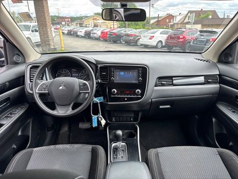 Used 2020 Mitsubishi Outlander ES image 10