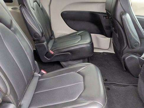 Used 2024 Chrysler Pacifica Touring-L image 28