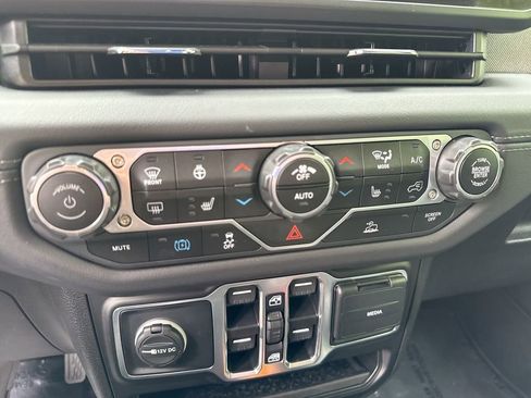 Used 2025 Jeep Wrangler Unlimited Sahara AWD/4WD image 16