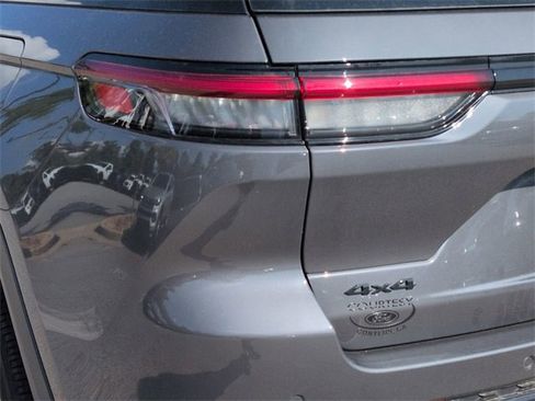 Certified 2024 Jeep Grand Cherokee Altitude image 12