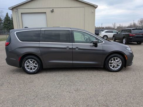 Certified 2023 Chrysler Pacifica Touring-L image 6