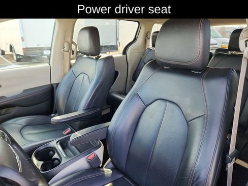 Used 2019 Chrysler Pacifica Touring-L image 21