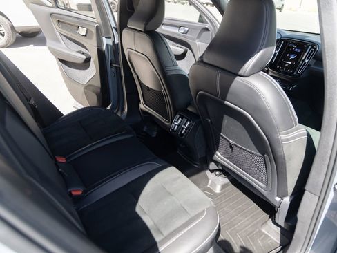 Used 2022 Volvo XC40 T5 R-Design image 19