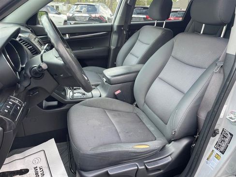 Used 2012 Kia Sorento LX w/ Third Row Pkg FWD image 10