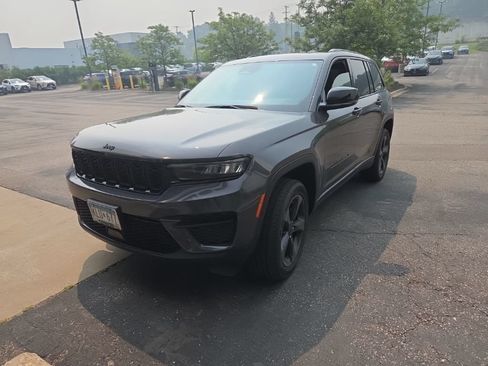 Used 2023 Jeep Grand Cherokee Altitude AWD/4WD image 3