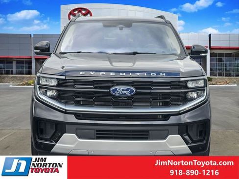 Used 2025 Ford Expedition Platinum AWD/4WD image 2