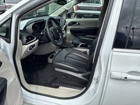 Used 2024 Chrysler Pacifica Touring-L FWD image 16