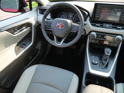 Certified 2022 Toyota RAV4 XLE Premium AWD/4WD image 10