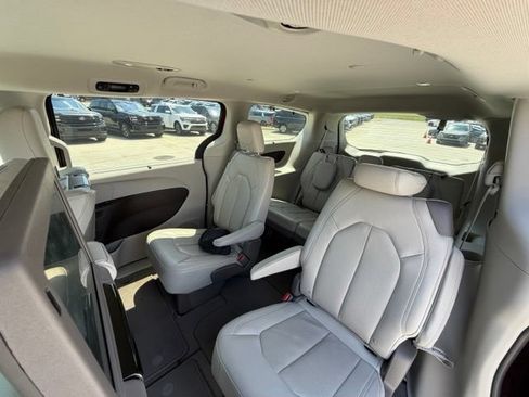 Used 2020 Chrysler Pacifica Touring-L Plus w/ Advanced Safetytec Group FWD image 13