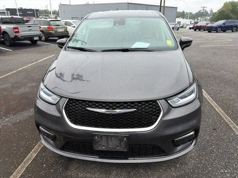 Used 2023 Chrysler Pacifica Touring-L FWD image 2
