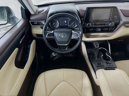 Used 2022 Toyota Highlander XLE AWD/4WD image 3