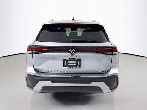 Used 2025 Volkswagen Tiguan SE image 6