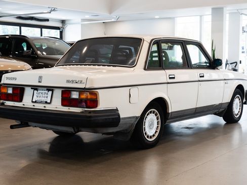 Used 1989 Volvo 240 DL RWD image 4