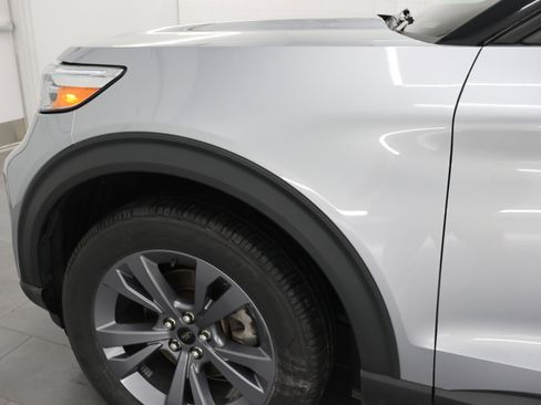 Used 2021 Ford Explorer XLT w/ Equipment Group 202A AWD/4WD image 32