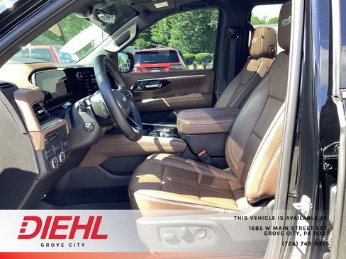 Used 2025 Chevrolet Suburban High Country AWD/4WD image 23