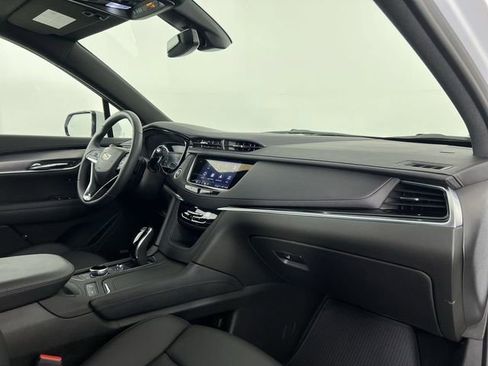 Certified 2025 Cadillac XT6 Luxury image 30