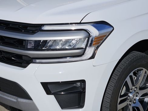 Used 2023 Ford Expedition XLT image 11