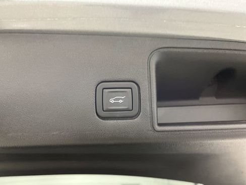 Used 2023 GMC Terrain SLT image 15