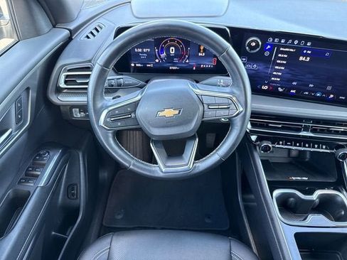 Used 2025 Chevrolet Traverse LT AWD/4WD image 13