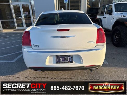 Used 2017 Chrysler 300 C image 4