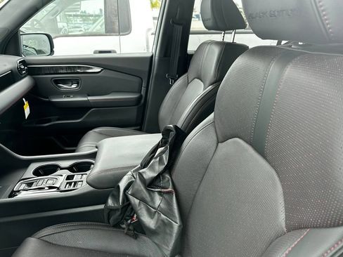 Used 2025 Honda Pilot Black Edition image 16
