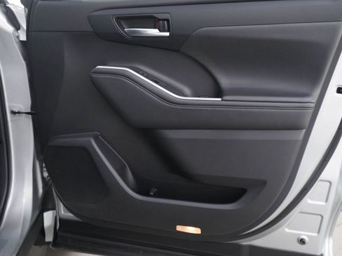 Used 2021 Toyota Highlander XLE image 9