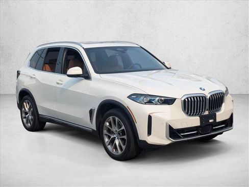Used 2024 BMW X5 xDrive40i w/ Premium Package AWD/4WD image 3