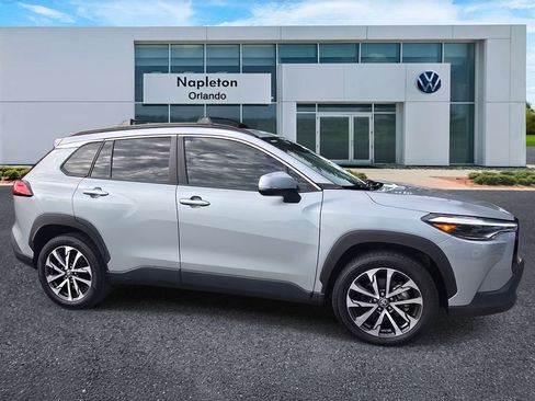 Used 2022 Toyota Corolla Cross XLE FWD image 3