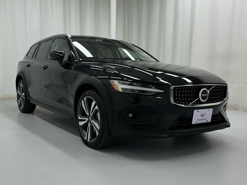 Used 2023 Volvo V60 B5 Cross Country Plus w/ Climate Package image 2