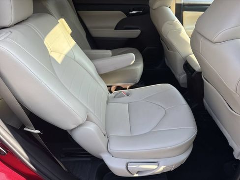 Used 2022 Toyota Highlander XLE FWD image 15