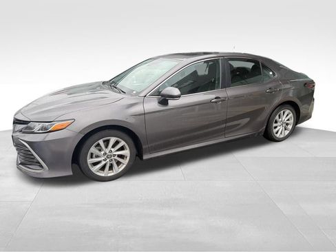 Used 2022 Toyota Camry LE w/ Convenience Package image 2