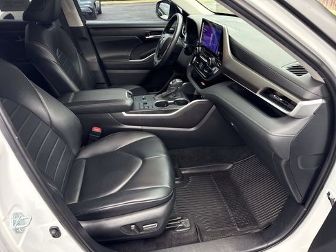 Used 2023 Toyota Highlander XLE FWD image 35