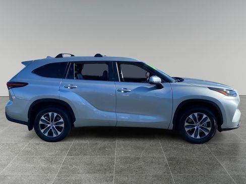 Used 2024 Toyota Highlander XLE FWD image 6
